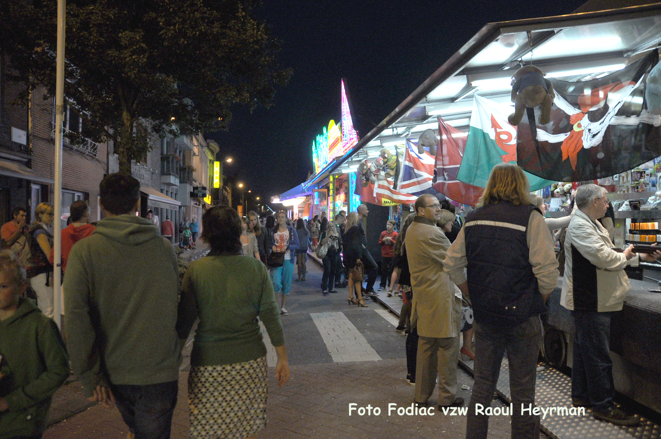 mensen wandelen over de kermis