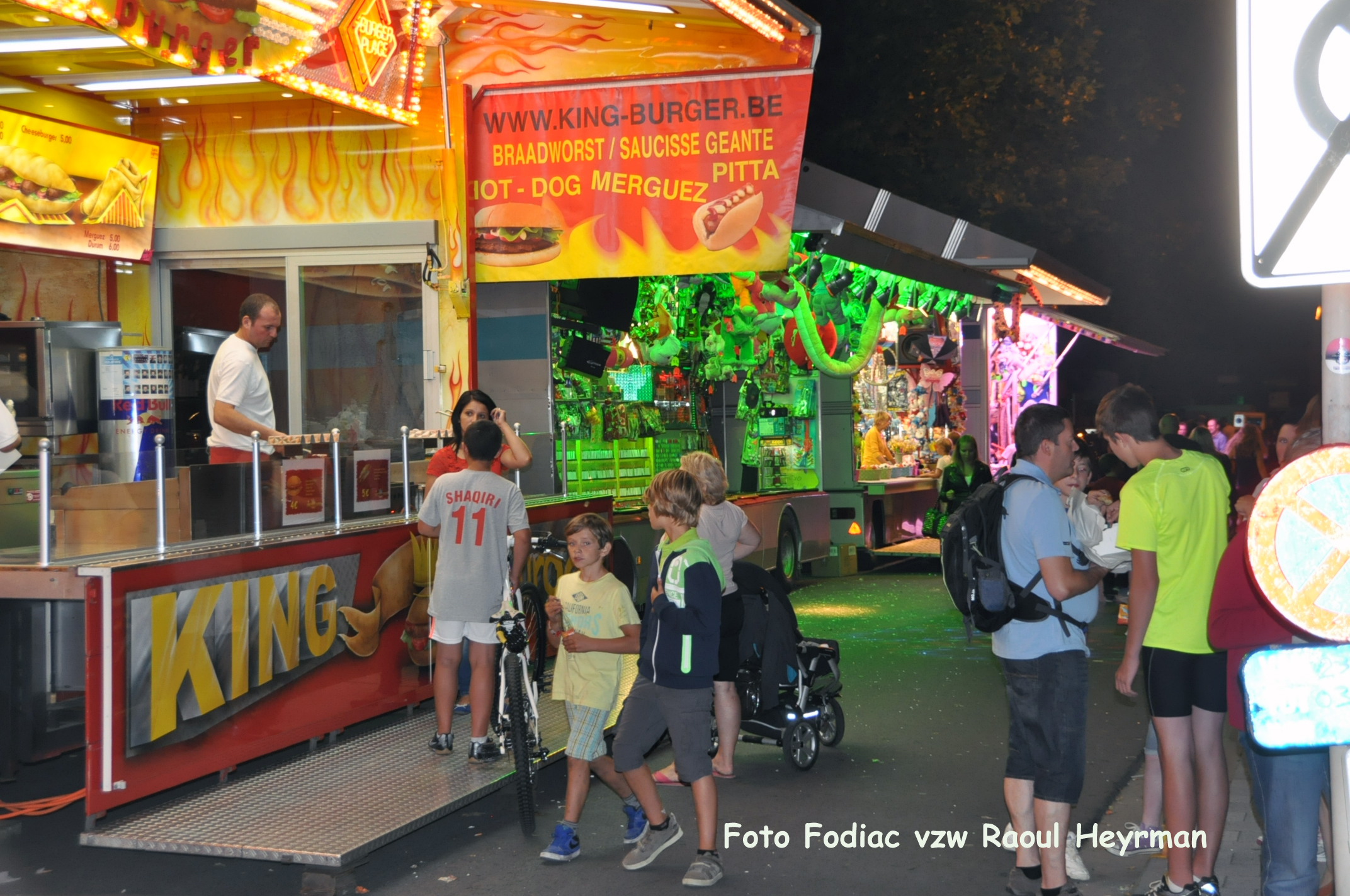 mensen wandelen over de kermis