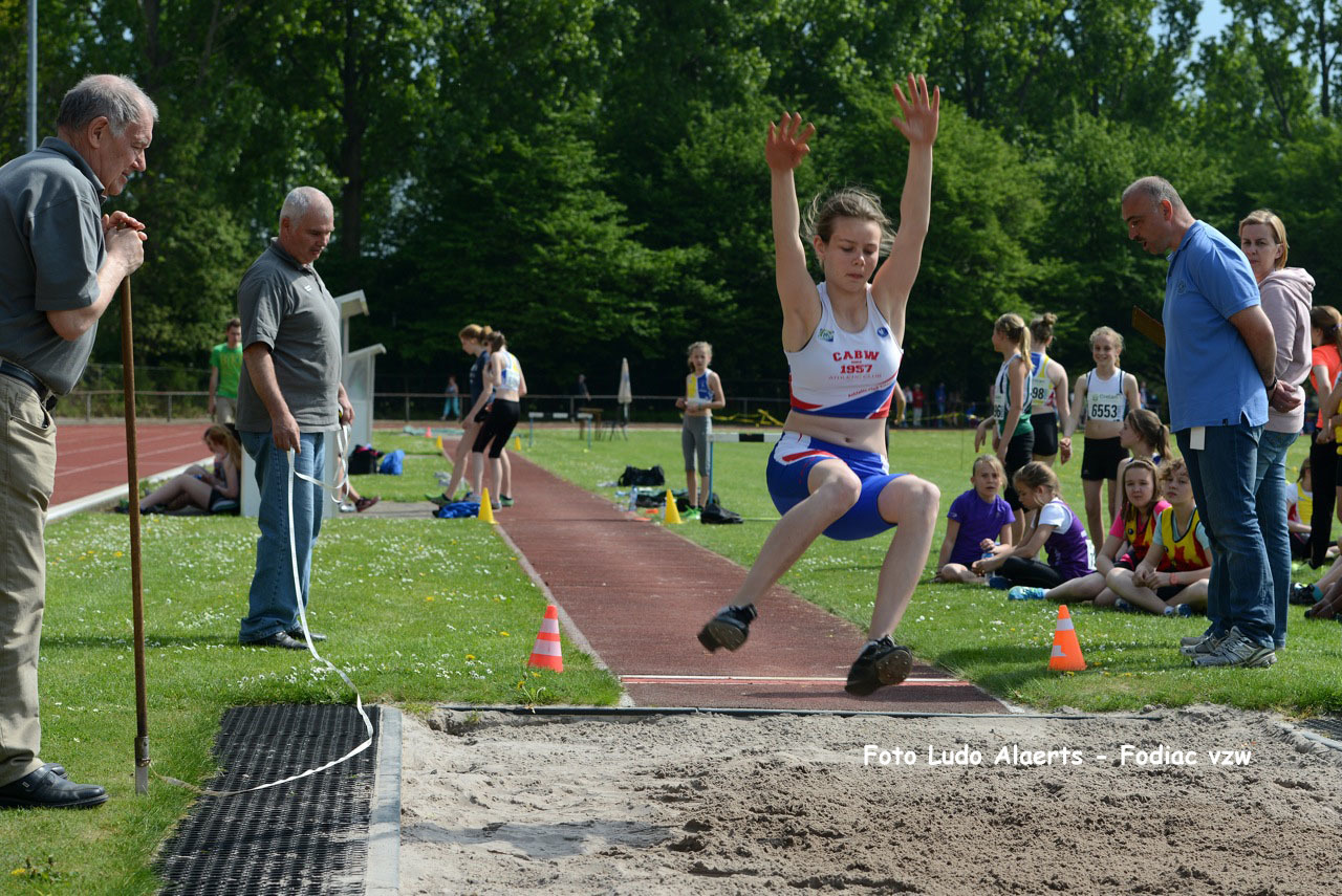 Verspringend meisje