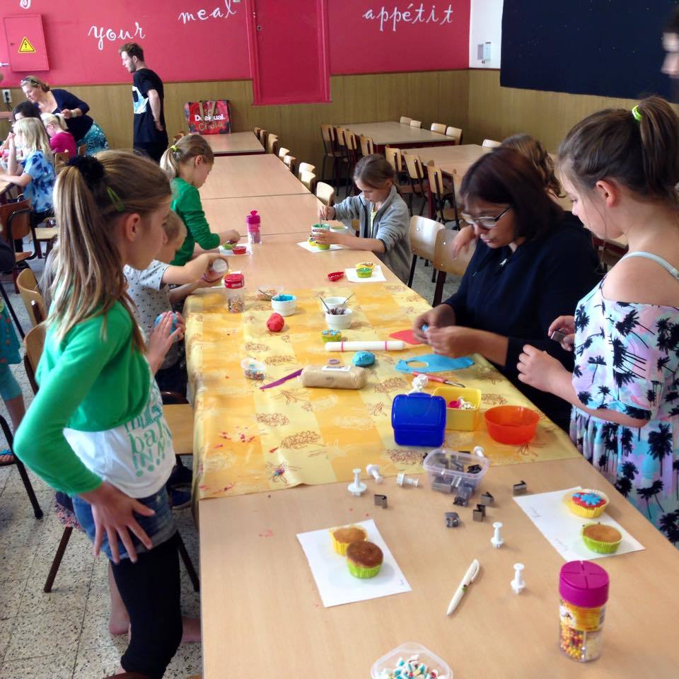 Kinderen maken cupcakes in Kwabbernoot