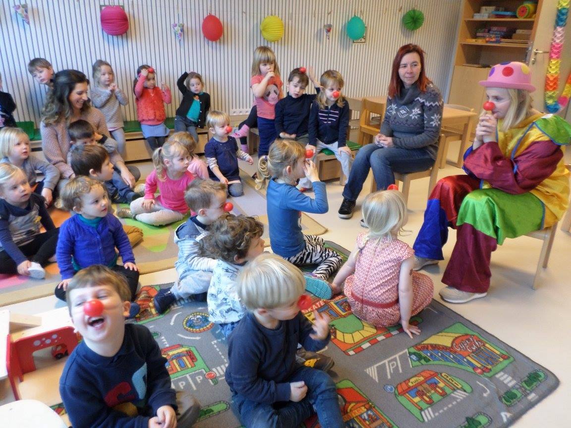 Kinderen spelen in Robbedoes