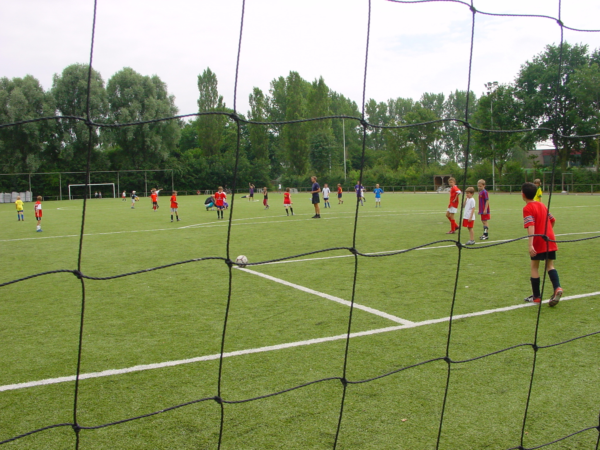 Kinderen spelen voetbal tijdens sportkamp