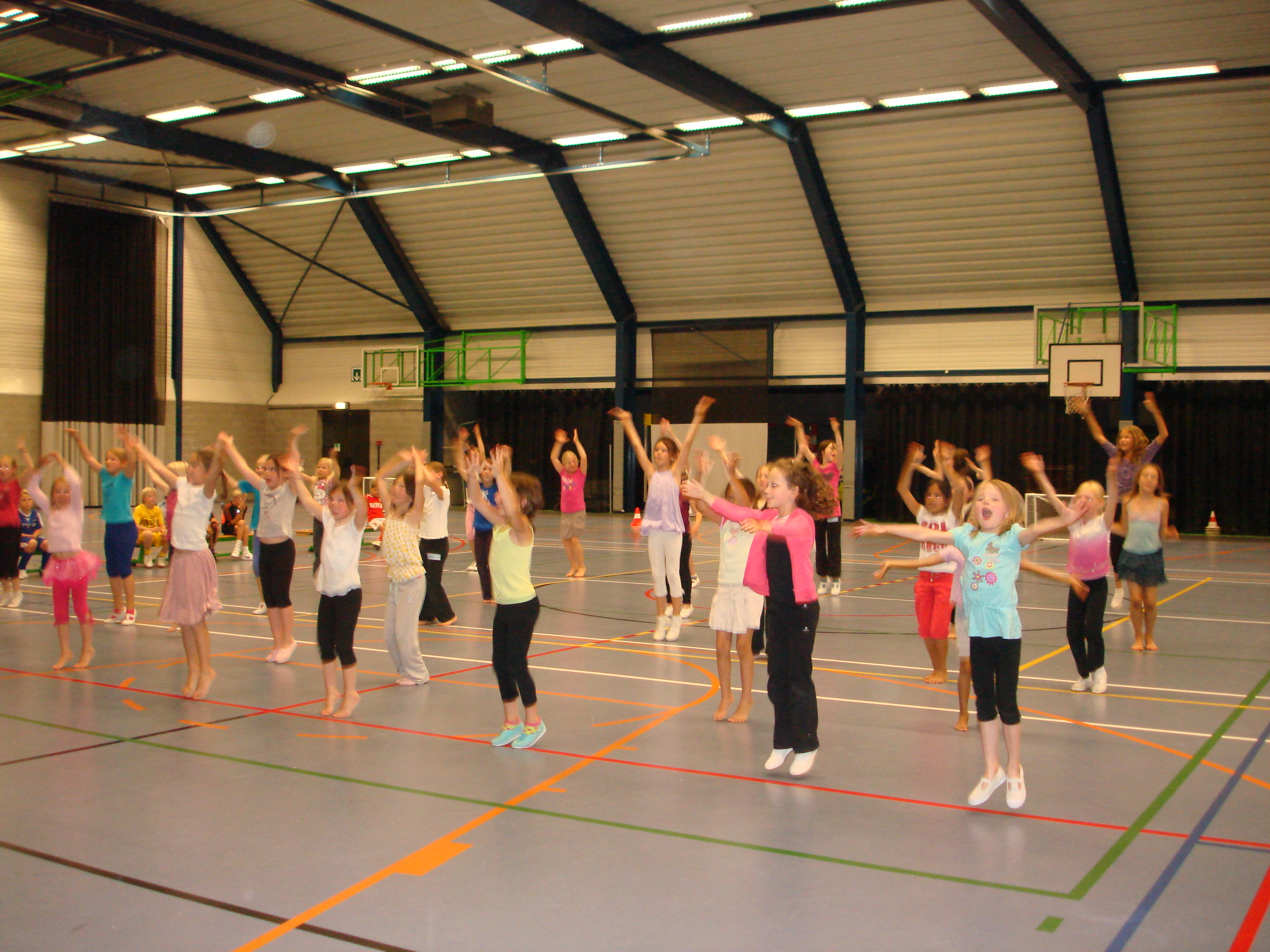 Dansende kinderen tijdens sportkamp