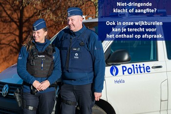 agenten bij politiewagen