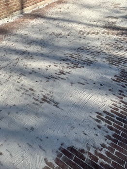 Wit zand op de stoep