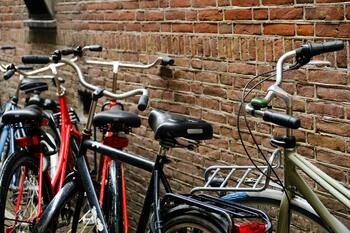 Fietsen tegen een muur